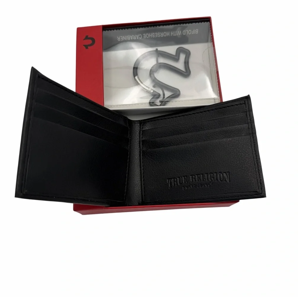 True Religion Genuine Leather Bifold Wallet & Horseshoe Carabiner Gift Set NIB